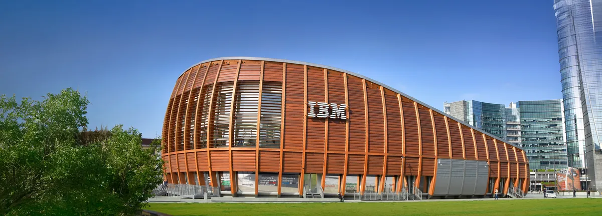 La facciata dell’IBM Innovation Studio Milano, in Piazza Gae Aulenti